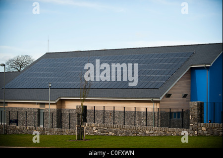 Panneaux solaires photovoltaïques sur le toit d'une école, au nord du Pays de Galles UK Llangefni Banque D'Images