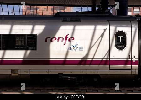 Train à grande vitesse AVE à LLeida. Banque D'Images