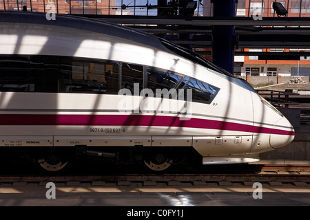 Train à grande vitesse AVE à LLeida. Banque D'Images