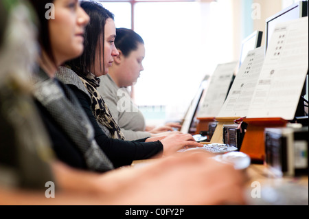 Les adultes qui apprennent à toucher type à la College of Further Education UK Banque D'Images