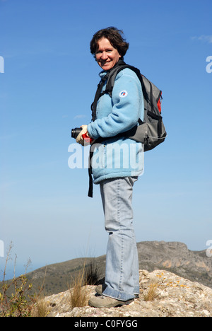 Randonneur femme avec un appareil photo et back-pack, benimaurell, province d'Alicante, Valence, Espagne Banque D'Images