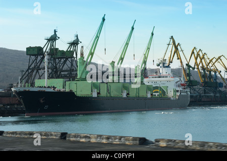 Navire au port de chargement en cales non charbon Banque D'Images