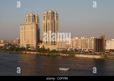 Le luxe Fairmont Nile City Hotel (l) et centre commercial Arkadia (r) sur les rives de la rivière du Nil - Le Caire, Egypte. Banque D'Images