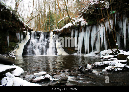 Chutes d'Azur France montrant la neige et icycles sur une journée l'hiver givré Banque D'Images