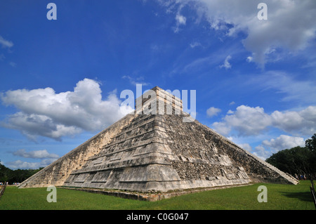 El Castlillo pyramide de Chichen Itza Banque D'Images