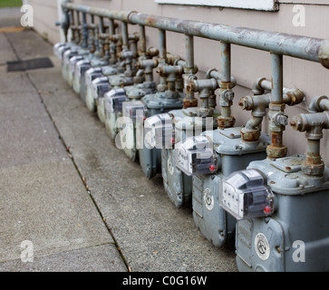 Compteurs de gaz gris ligne à un complexe d'appartements Banque D'Images