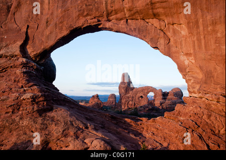 Regardant à travers le passage de Turrent Fenêtre Nord Arch au lever du soleil Banque D'Images