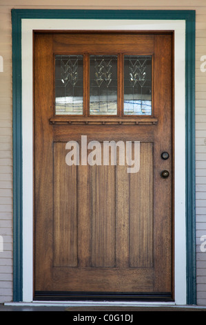 Dans la fenêtre de style Craftsman decco mission style bois teint vert et blanc avec porte-retour Banque D'Images