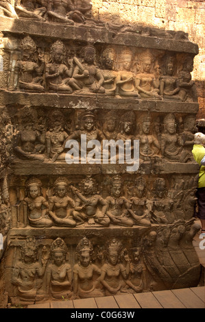 Les chiffres de grès sculpté sur la base de la terrasse du Roi Lépreux, Angkor Thom, Angkor Wat, Cambodge complexe. Banque D'Images