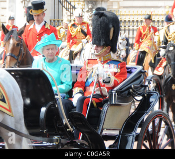 La reine Elizabeth II et le Prince Philip, duc d'Édimbourg ride leur coach par le mail sur le chemin de la parade du Banque D'Images