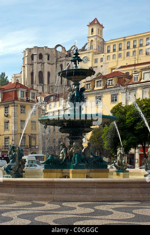 Lisbon Rossio Square avec une fontaine et le couvent Banque D'Images