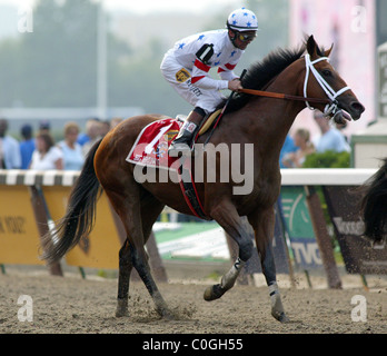 Big Brown et jockey Kent Desormeaux dernière finition à la 140e exécution de la Belmont Stakes et la Triple couronne à Belmont Banque D'Images