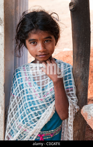 Heureux les pauvres Indiens de caste inférieure street girl smiling. L'Andhra Pradesh, Inde Banque D'Images