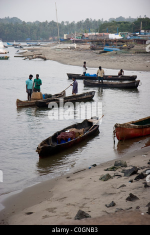 Les pêcheurs se préparent à sortir dans leurs bateaux Banque D'Images