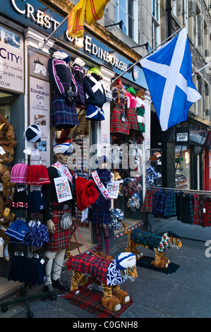dh ROYAL MILE EDINBURGH Boutique de cadeaux présentant des fours à tartan et maillots de rugby drapeaux écossais magasins de kilt écossais Banque D'Images