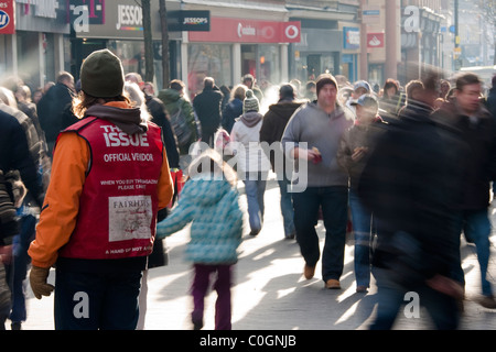 Les acheteurs de Noël et le Fournisseur Officiel de la grande question dans le centre-ville de Nottingham, Royaume-Uni Banque D'Images