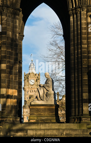 dh Sir Walter Scott monument PRINCES ST GARDENS ÉDIMBOURG ÉCOSSE Statue du Mémorial de Scotts statues de jardin de rue historiques écossaises Banque D'Images