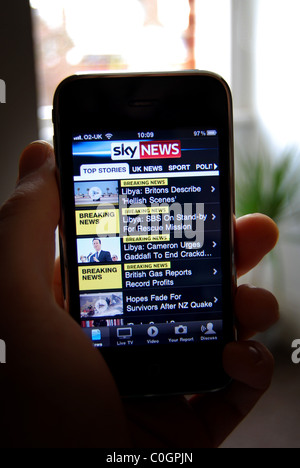 Photo illustration d'un iphone 3gs montrant l'application des nouvelles du ciel sur l'affichage Banque D'Images