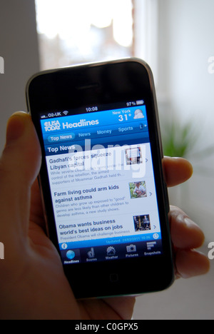 Illustration d'une photo d'une personne titulaire d'un iphone 3gs, montrant les USA aujourd'hui fournisseur de contenu Nouvelles app Banque D'Images