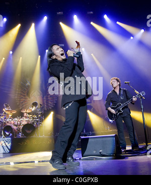 Thierry Maillet, Arnel Pineda Deen, Neal Schon Voyage effectuant à la Manchester Apollo Theatre sur le deuxième concert de UK Tour Banque D'Images