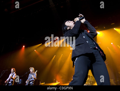 Ross Valory, Jonathan Cain, Arnel Pineda Voyage effectuant à la Manchester Apollo Theatre sur le deuxième concert de UK Tour Banque D'Images