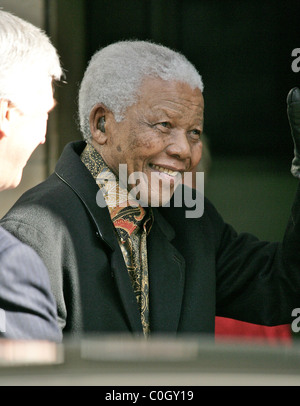 Nelson Mandela arrive à l'hôtel Dorchester avant son anniversaire concert à Hyde Park à Londres, en Angleterre ce week-end - Banque D'Images