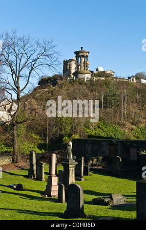 Dh Vieux cimetière cimetière tombes EDIMBOURG CALTON et Dugald Stewart monument Calton Hill cimetière histoire Banque D'Images