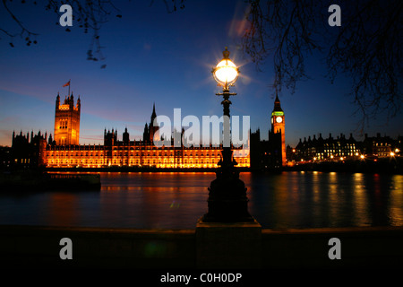 Vue sur la Tamise, Albert Embankment aux chambres du Parlement, Westminster, London, UK Banque D'Images