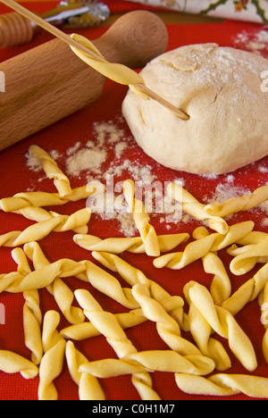 Les pâtes italiennes, strozzapreti ('prêtre collier" en italien), Bologne, Emilie-Romagne, Italie, la gastronomie italienne Banque D'Images