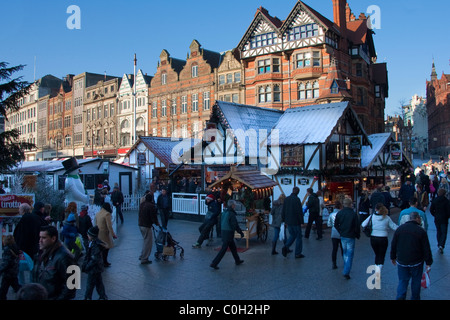 Les acheteurs de Noël dans le centre-ville de Nottingham, Angleterre, RU Banque D'Images