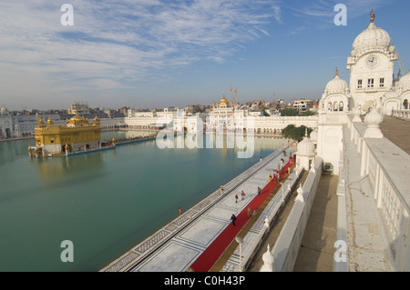 Regardant vers le bas sur le Sarovar (Piscine Saint Immortel de nectar) et Golden Temple d'Amritsar, Punjab, India Banque D'Images