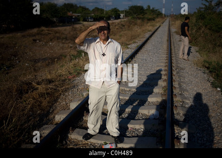 Prêtre catholique, Alejandro Solalinde promenades dans la ligne de chemin de fer à Ixtepec, État de Oaxaca, Mexique. Banque D'Images