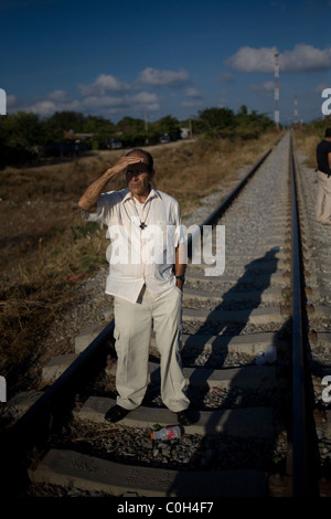 Prêtre catholique, Alejandro Solalinde promenades dans la ligne de chemin de fer à Ixtepec, État de Oaxaca, Mexique. Banque D'Images