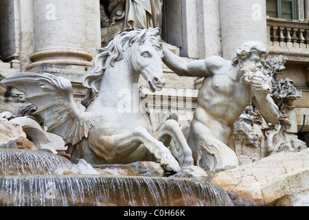 La fontaine de Trevi (Fontana di Trevi) est une fontaine dans le rione de Trevi à Rome Banque D'Images