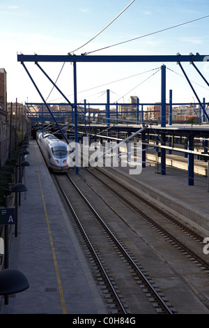 Train à grande vitesse AVE à LLeida. Banque D'Images