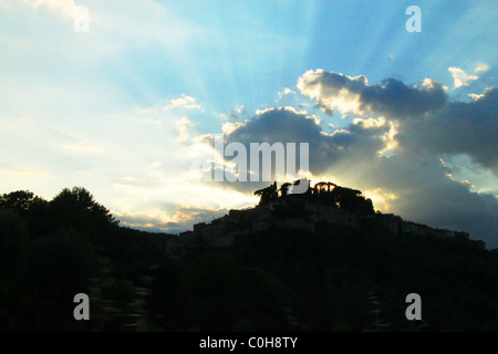 Rayons de soleil à travers les nuages en streaming, Toscane, Italie Banque D'Images