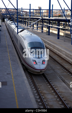 Train à grande vitesse AVE à LLeida. Banque D'Images