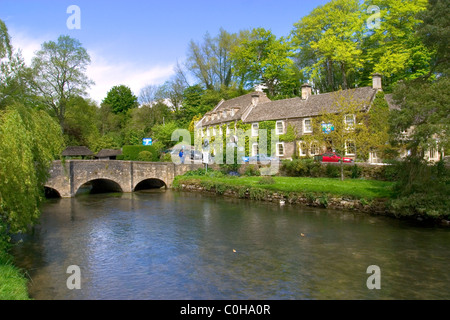 Swan Hotel, hôtel historique par une route pittoresque vieux pont, le Swan Hotel par le pittoresque pont sur la rivière Coln, Bibury, Cotswolds, Gloucestershire, England, UK Banque D'Images