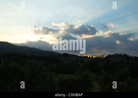 Rayons de soleil à travers les nuages en streaming, Toscane, Italie Banque D'Images