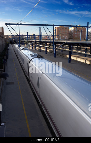 Train à grande vitesse AVE à LLeida. Banque D'Images