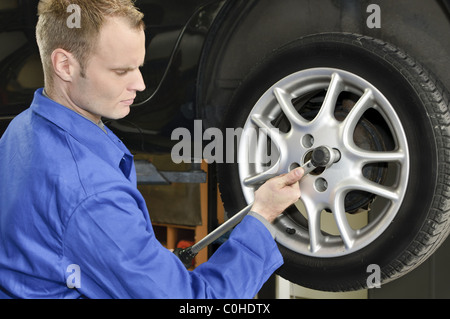 Changer les pneus dans le garage Banque D'Images