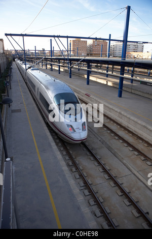 Train à grande vitesse AVE à LLeida. Banque D'Images