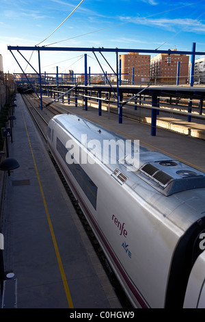 Train à grande vitesse AVE à LLeida. Banque D'Images