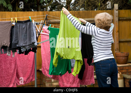 Accroché sur une ligne de lavage rotatif Banque D'Images