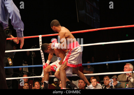 Kendall Holt knocks out Ricardo Torres dans le monde WBO Lightweight championship. Las Vegas, Nevada - 05.07.08 Mary Ann Owen / Banque D'Images