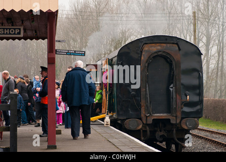 Les passagers de descendre d'un train à vapeur East Sussex Angleterre Bodiam Banque D'Images