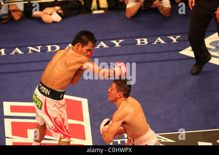 Manny Pacquiao (l) bat David Diaz (r) par KO technique à la neuvième manche pour le titre léger WBC au Mandalay Bay Banque D'Images