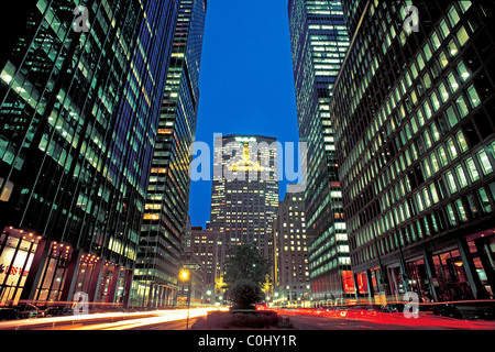 Vue grand angle de l'avenue Park avec le trafic, et l'immeuble de la Métropolitaine au crépuscule de la 50e Rue au sud de New York. Banque D'Images