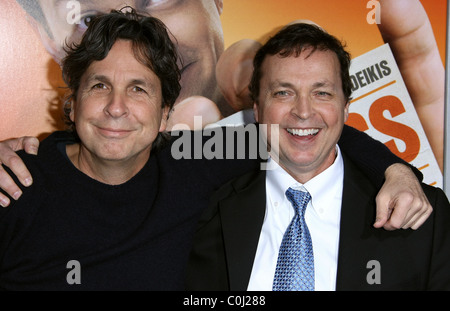 PETER FARRELLY BOBBY FARRELLY HALL PASS PREMIÈRE MONDIALE. WARNER BROS. HOLLYWOOD LOS ANGELES CALIFORNIA USA 23 Février 2011 Banque D'Images