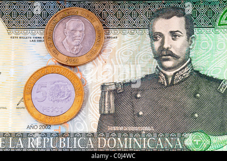 Les dix billets Peso Plus dans la devise de la République du République Dominicaine avec le Portrait de Ramón Matías Mella Banque D'Images